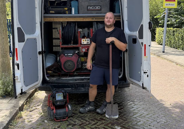 De vakman van KWS bij zijn werkbus