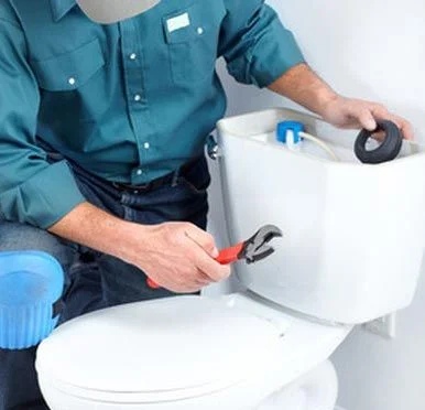 Monteur voert onderhoud uit aan een toiletinstallatie